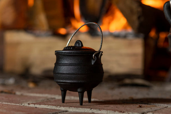 https://www.samsonhistorical.com/cdn/shop/products/18th-century-cookingMini-Cast-Iron-Cookpot_600x.jpg?v=1665672804